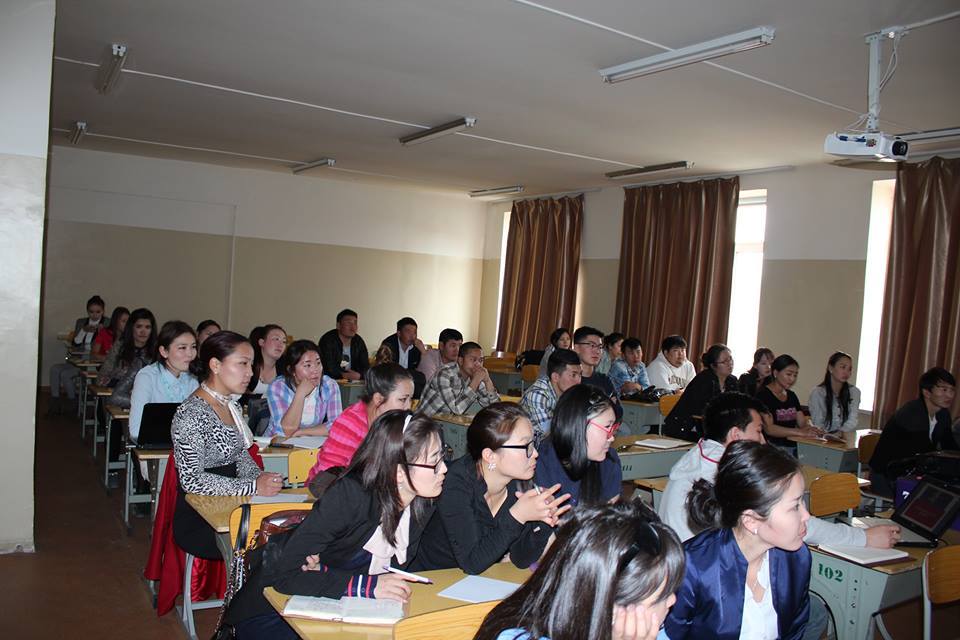 Төгсөгчдөд зориулсан хөдөлмөр эрхлэлтийн талаар сургалт зохион байгуулж байна